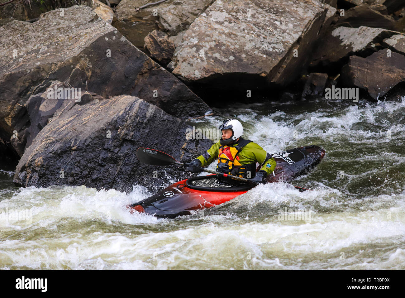 Einzelne männliche Kajaker in White Water Rapids in Clear Creek in Colorado Stockfoto