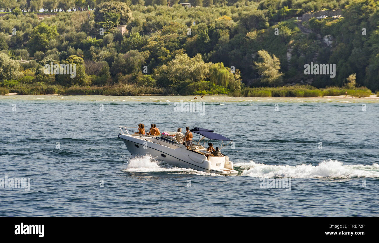 Gardasee, Italien - September 2018: Personen mit einem schnellen Motorboot Kreuzfahrt am Gardasee. Stockfoto