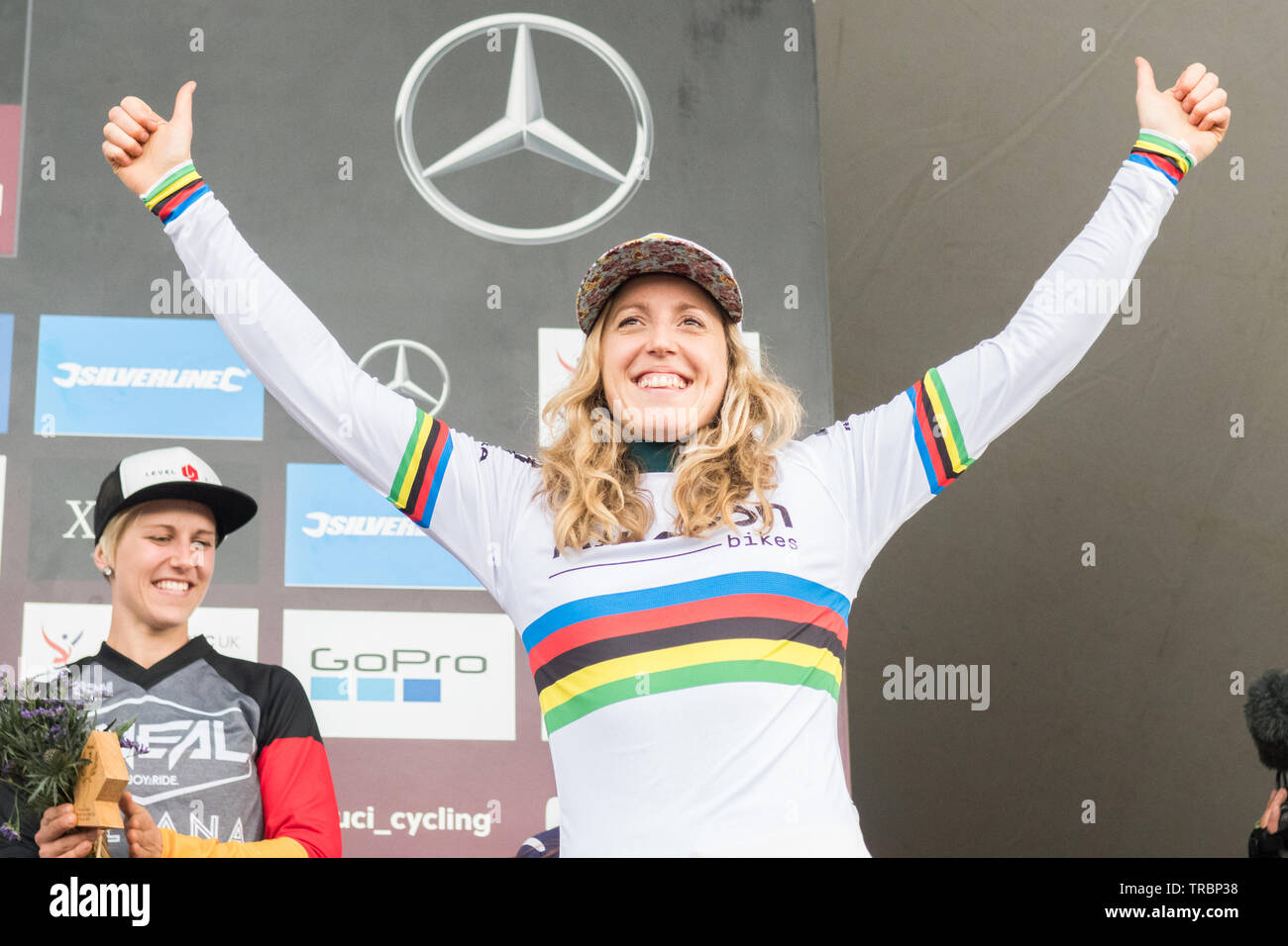 Fort William, Schottland, Großbritannien. 2. Juni 2019. UCI Mountainbike World Cup - Rachel Atherton ihren Sieg in Elite endgültige Gutschrift der Frauen feiern: Kay Roxby/Alamy leben Nachrichten Stockfoto
