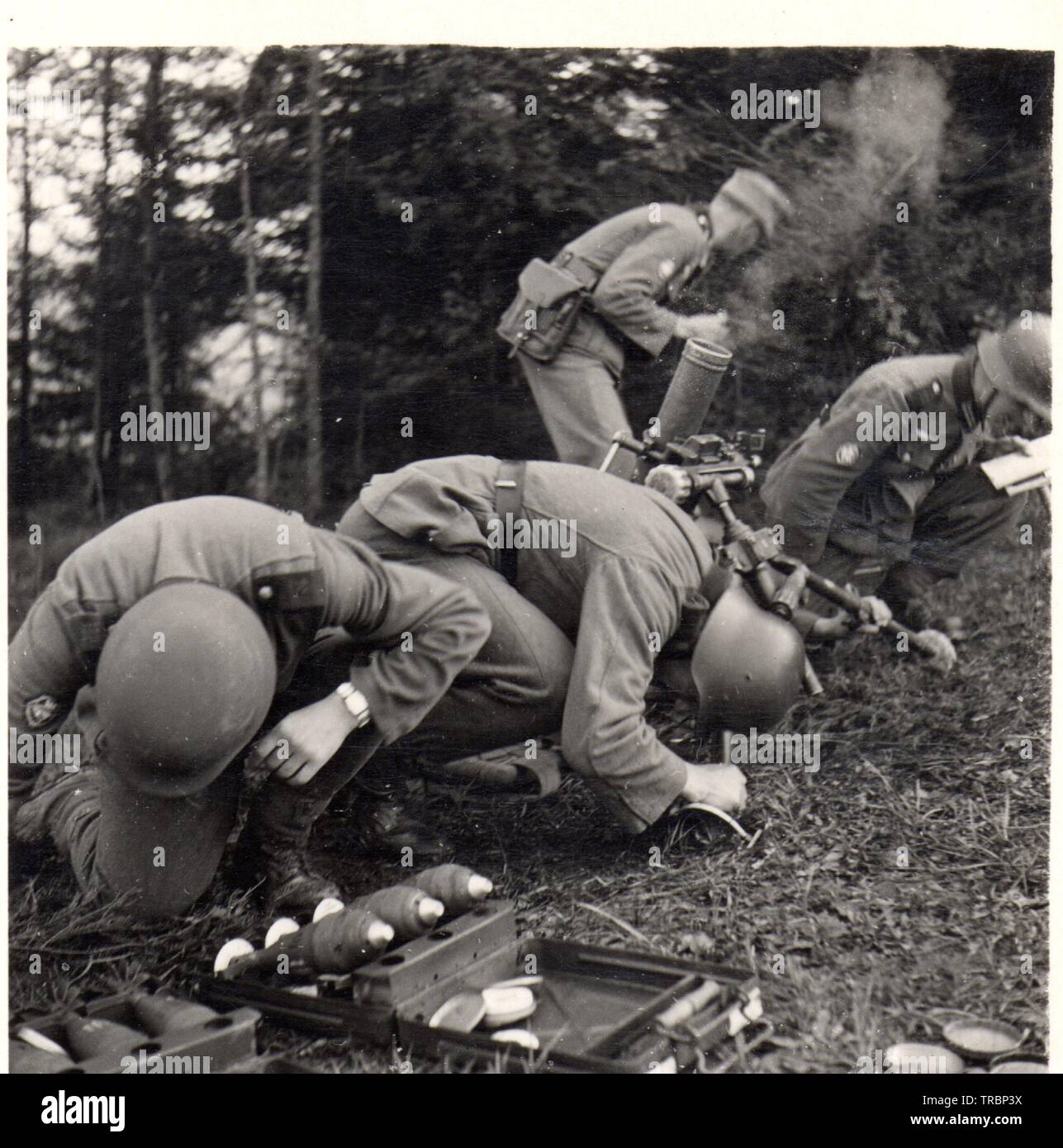 Deutsche Soldaten Berg Truppen Feuer ein Mörser in Norwegen 1940 Stockfoto