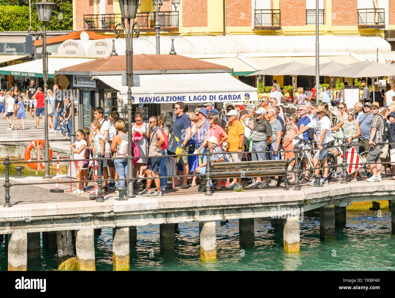 LAZISE, Gardasee, Italien - September 2018: Die Menschen warten auf die Fähre in Lazise am Gardasee zu fangen. Stockfoto