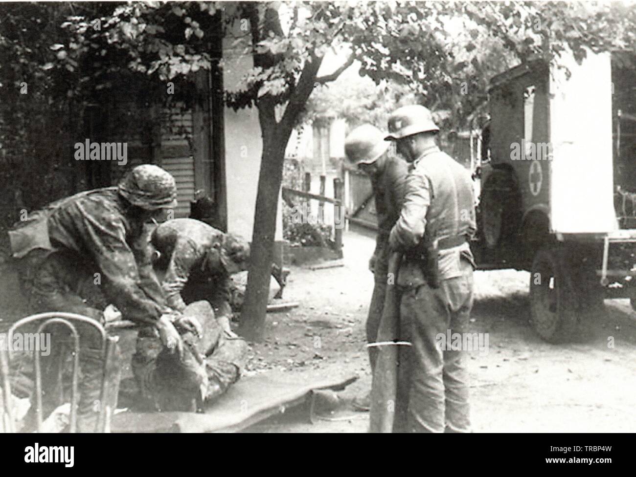 Waffen-SS-Männer in Camouflage Jacken mit in Griechenland 1944 verwundet Stockfoto