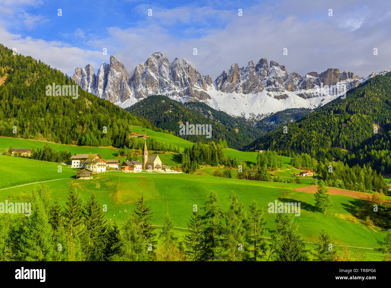Berühmte alpine Santa Maddalena Dorf mit Dolomiten Berge im Hintergrund, Val di Funes Tal, Trentino Alto Adige, Italien, Europa Stockfoto