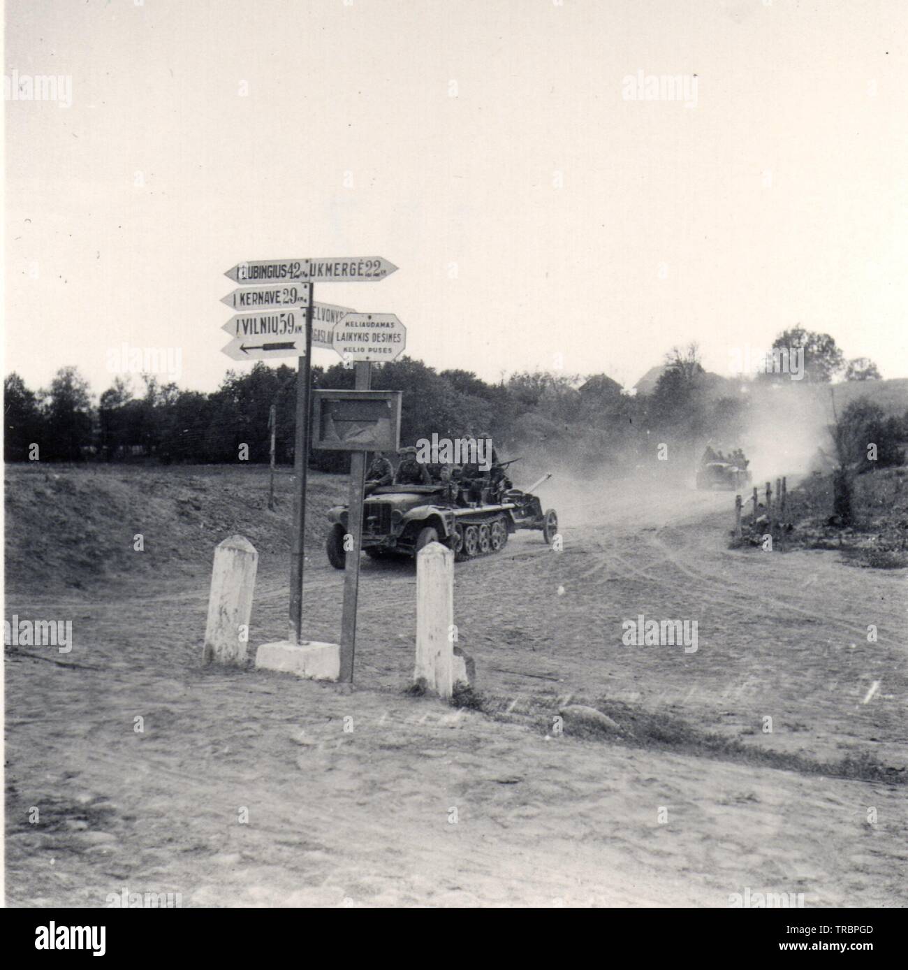 Deutsche Soldaten in Halftrack abschleppen Anti Tank Gun während der Operation Barbarossa 1941 Stockfoto
