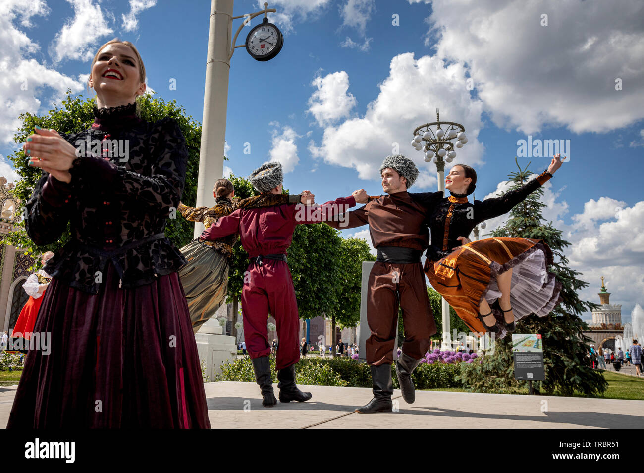 Master Class von Kuban Kosaken Ensemble auf der Hauptstraße von Vdnh während des Festivals "Internationale Ballett Ferien" in Moskau, Russland Stockfoto
