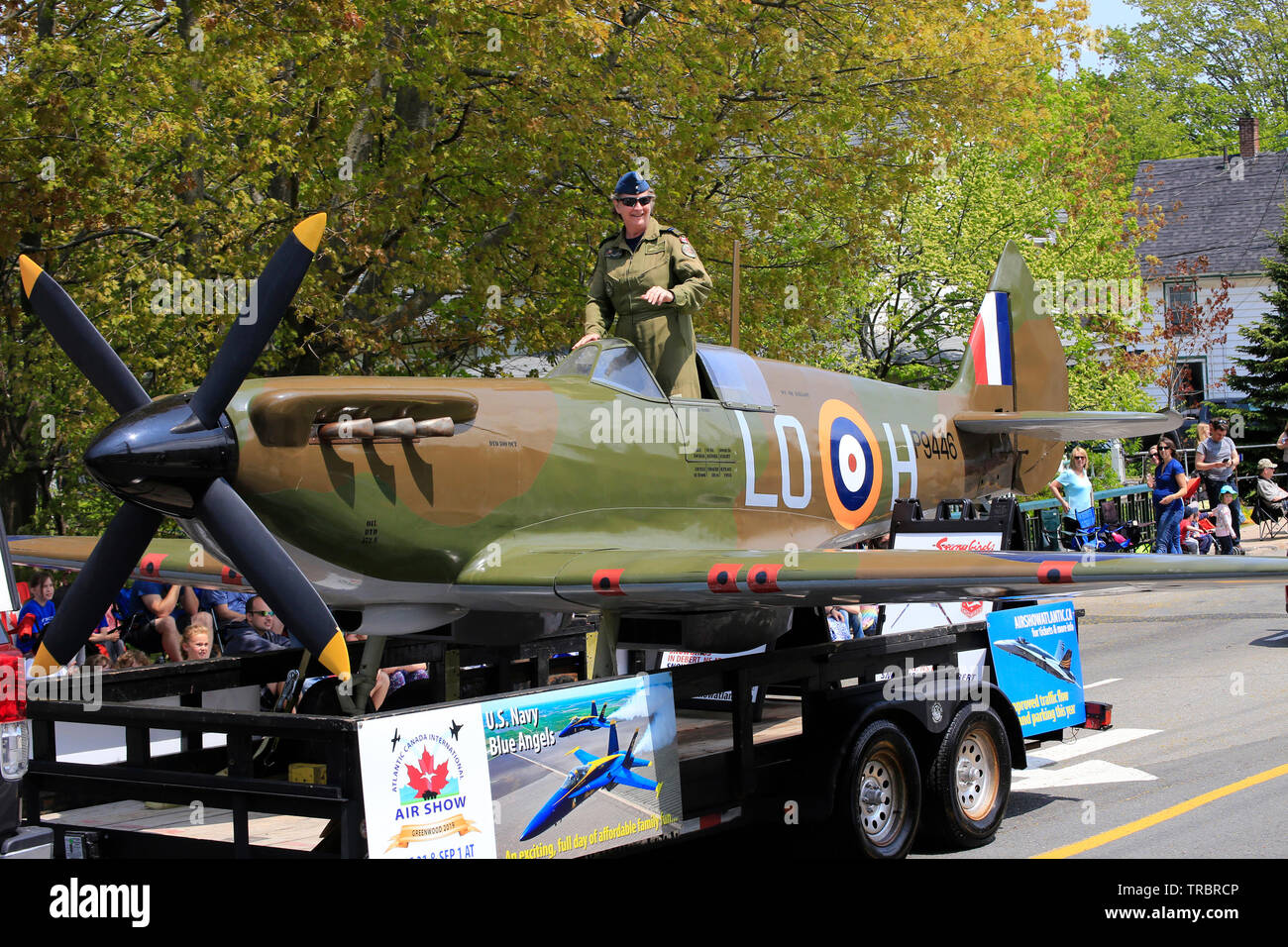 Spitfire Flugzeugmodell in der Parade der 2019 Annapolis Valley Apple Blossom Festival, Nova Scotia, Kanada Stockfoto