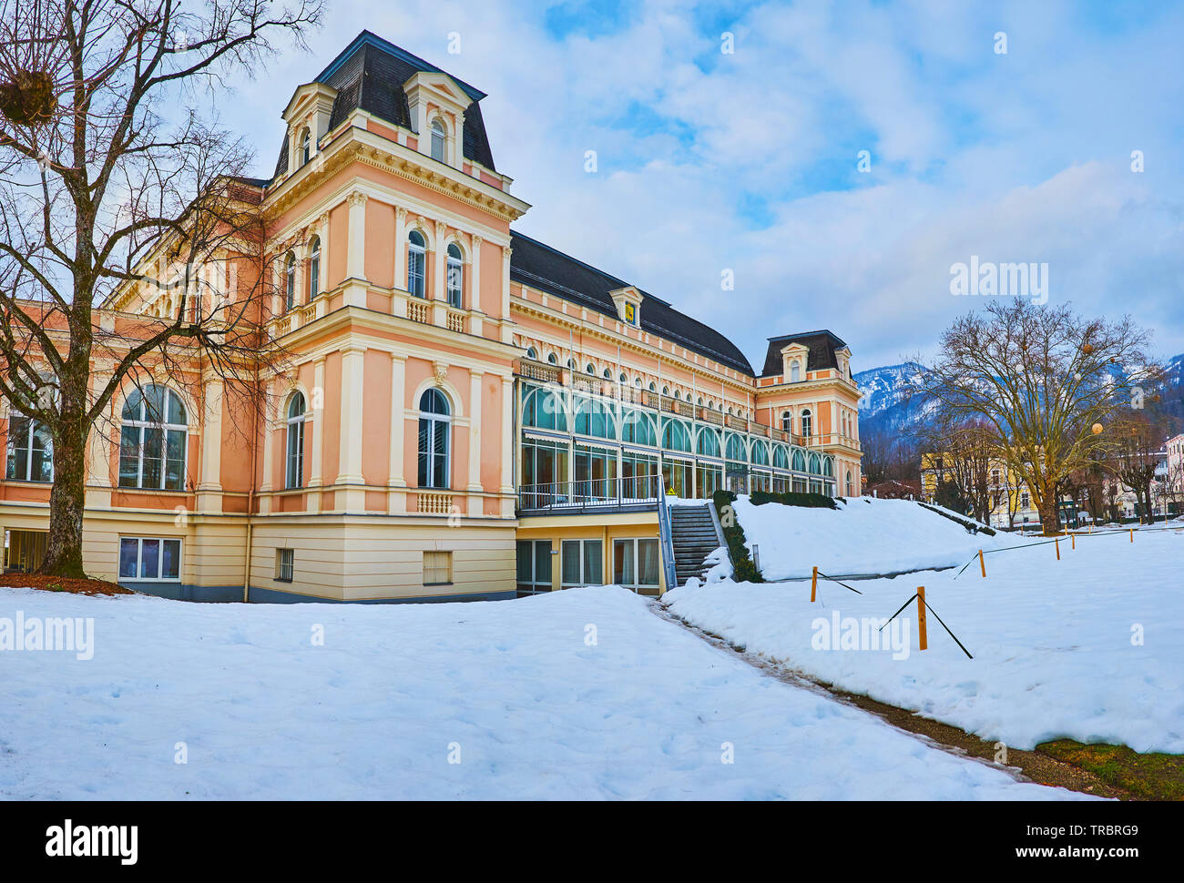 Im imperialen Stil Gebäude der Kongress- und Theaterhaus, durch die verschneiten Garten umgeben, Bad Ischl, Salzkammergut, Österreich Stockfoto