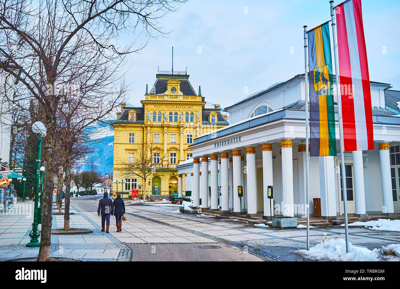 BAD ISCHL, Österreich - Februar 20, 2019: Die klassischen Gebäude der Trinkhalle und dem malerischen Gebäude der Post, in Sparkassenplatz, auf F Stockfoto