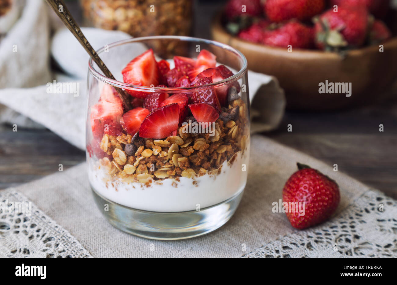 Hausgemachtes Müsli, Müsli mit Schokolade, Erdbeeren und Joghurt im Glas  auf rustikalen Holzmöbeln Hintergrund. Gesundes Frühstück Stockfotografie -  Alamy