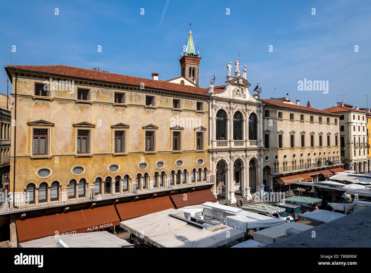 Ein Blick auf den Markt in der Piazza dei Signori mit der Fassade des Palazzo di Monte di Pietà hinter, Vicenza, Italien Stockfoto