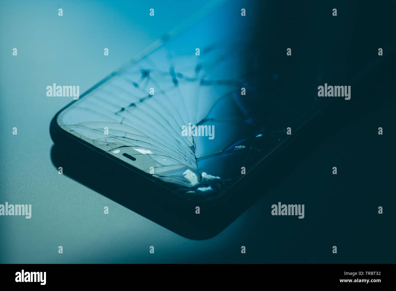 Smartphone mit gebrochenen Touch-Screen-Bildschirm auf schwarz Tisch desktop Stockfoto