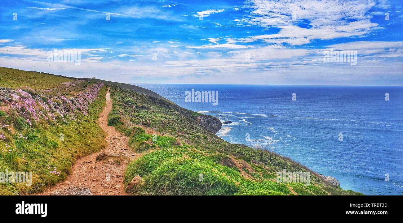 Der südwestlichen Küste, in der Nähe von Perranporth, Cornwall, UK. Berühmte mit Wanderern im Südwesten, atemberaubende Aussichten und Sehenswürdigkeiten entlang. Stockfoto