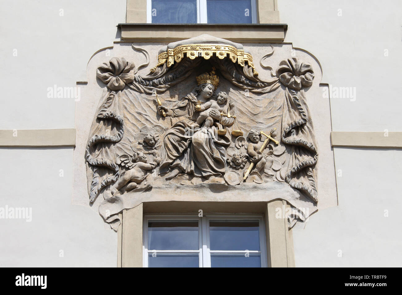 Barocke Fassade des Restaurants U Zrcadla bei 161 Hradschin in Prag Stockfoto