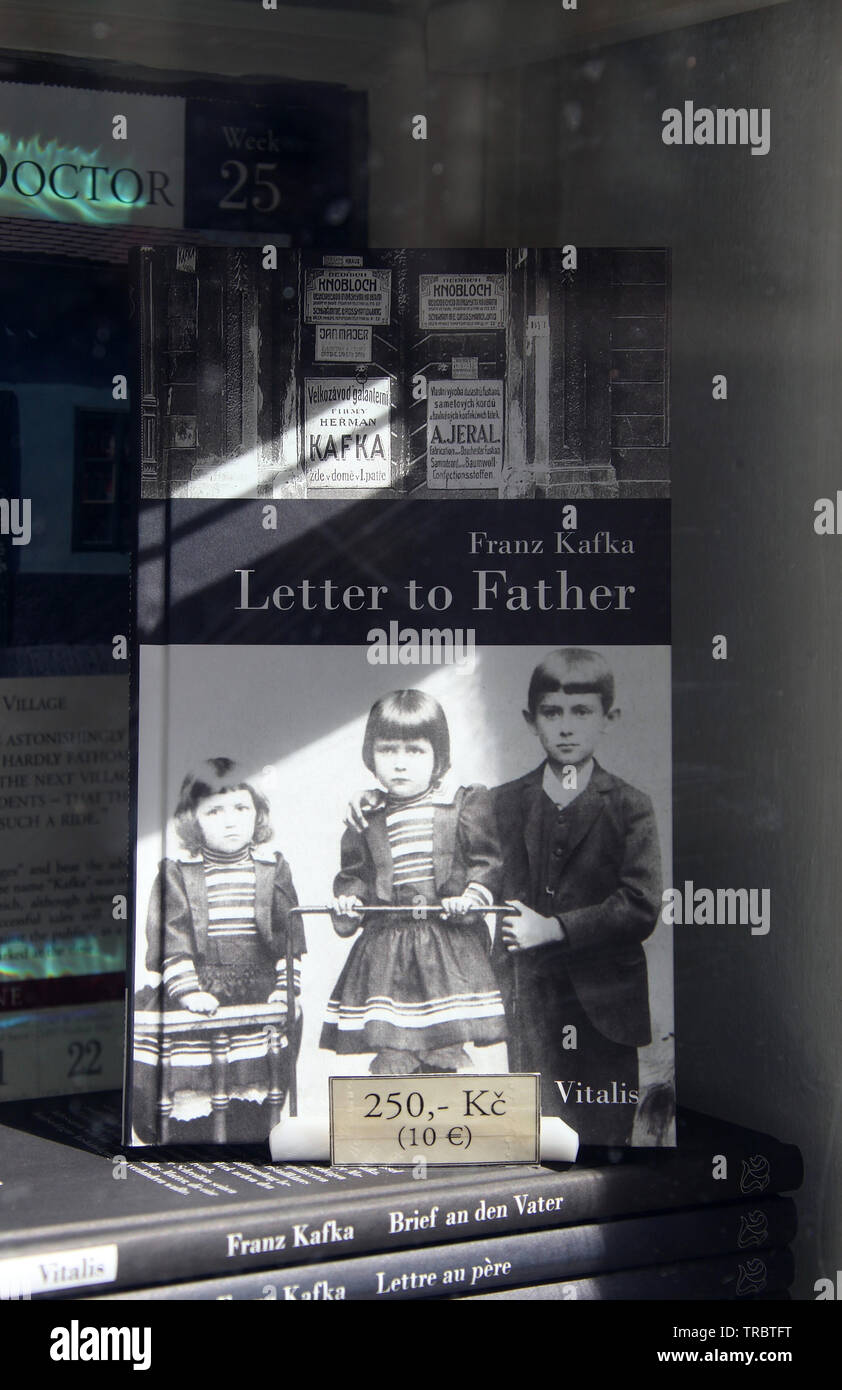 Brief an Vater von Franz Kafka in einem Souvenirshop auf der Prager Burg Stockfoto
