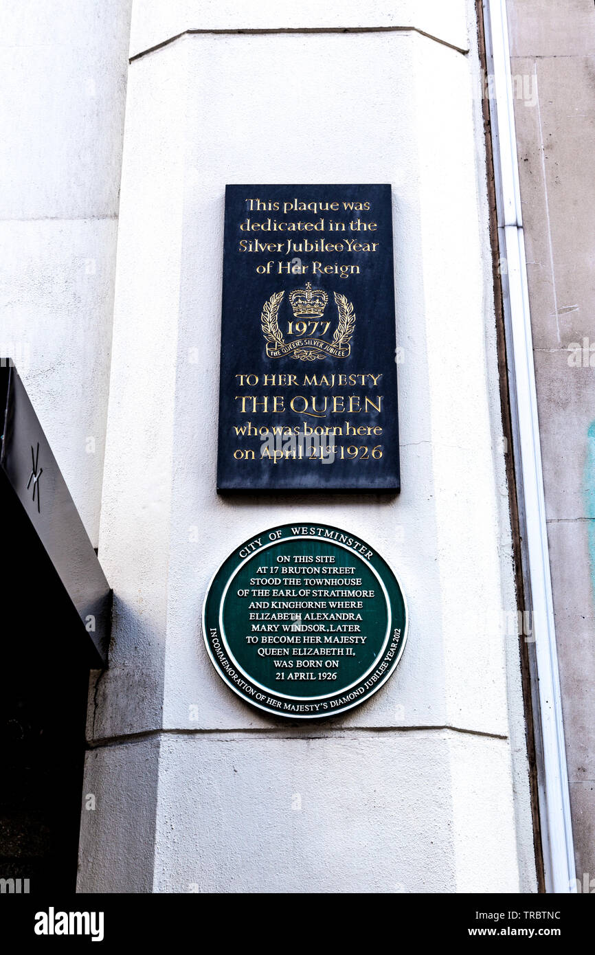 Green Diamond Jubilee Plaque und Silver Jubilee Plakette an der Fassade der Königin Elisabeth II. Geburtsort, London, UK Stockfoto