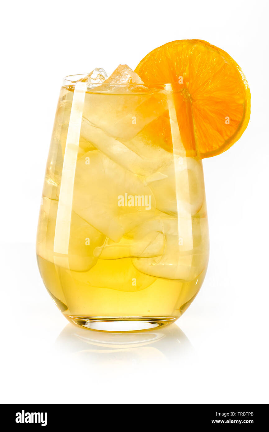 Orange gelb Drink mit Eiswürfeln und Orange Slice auf weißem Hintergrund, isoliert Stockfoto