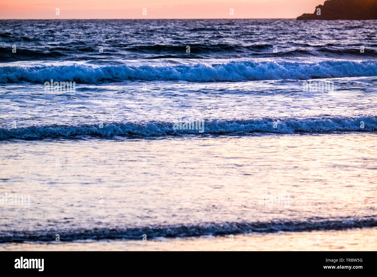 Wellen am Strand bei Sonnenuntergang brechen, Whitesands Bay, St Davids, Pembrokeshire National Park, Wales, Großbritannien Stockfoto