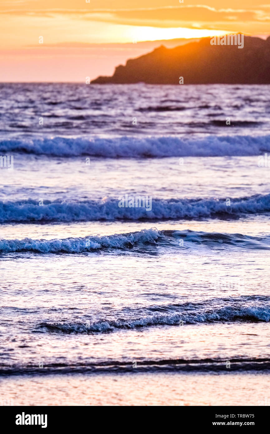 Wellen am Strand bei Sonnenuntergang brechen, Whitesands Bay, St Davids, Pembrokeshire National Park, Wales, Großbritannien Stockfoto