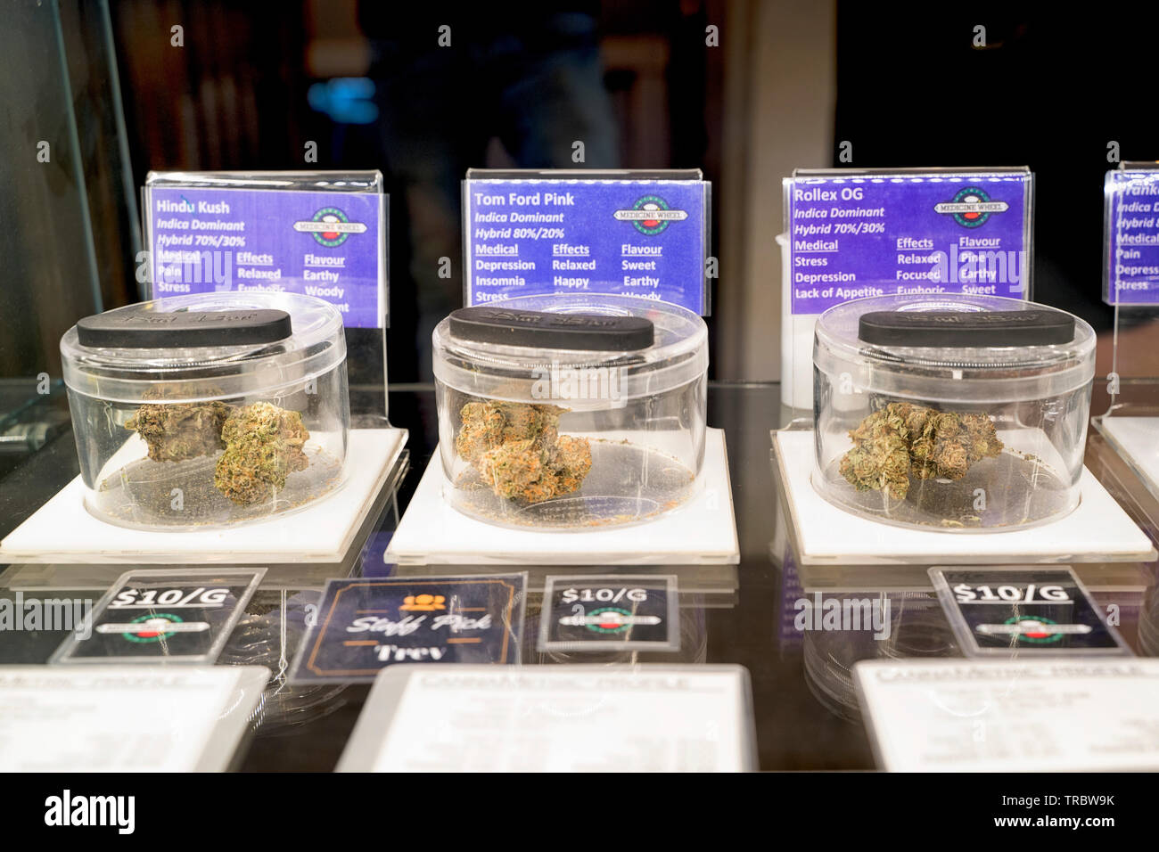 Cannabis auf Verkauf, Sativa, Indica, verschiedene Stämme von Getrocknete Marihuana an eine Apotheke in Alderville, Ontario, Kanada Stockfoto