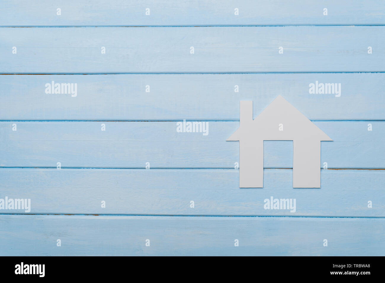 Symbol des Hauses auf Blau Holz- Hintergrund Stockfoto