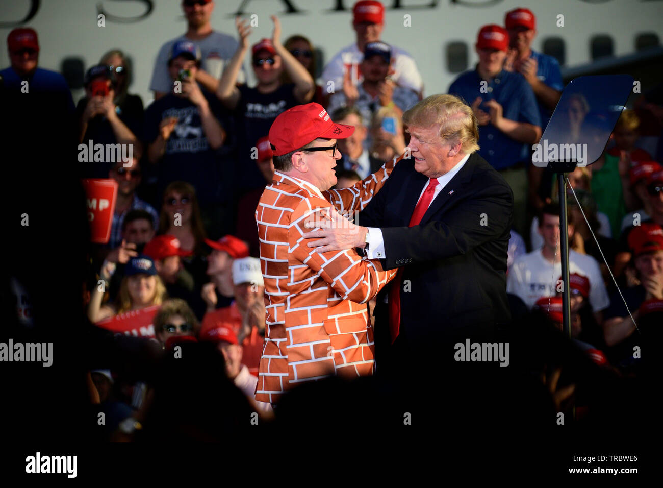 US-Präsident Donald J. Trumpf grüßt Blake Marnell auf der Bühne nach in der Menge an eine Mauer entdeckt gedruckt werden Stockfoto