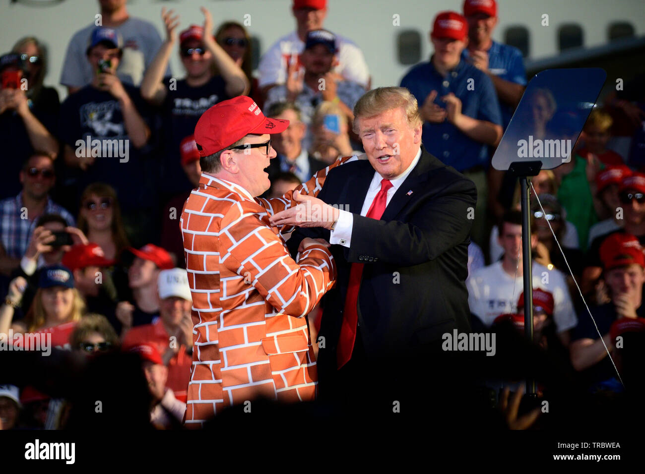 US-Präsident Donald J. Trumpf grüßt Blake Marnell auf der Bühne nach in der Menge an eine Mauer entdeckt gedruckt werden Stockfoto
