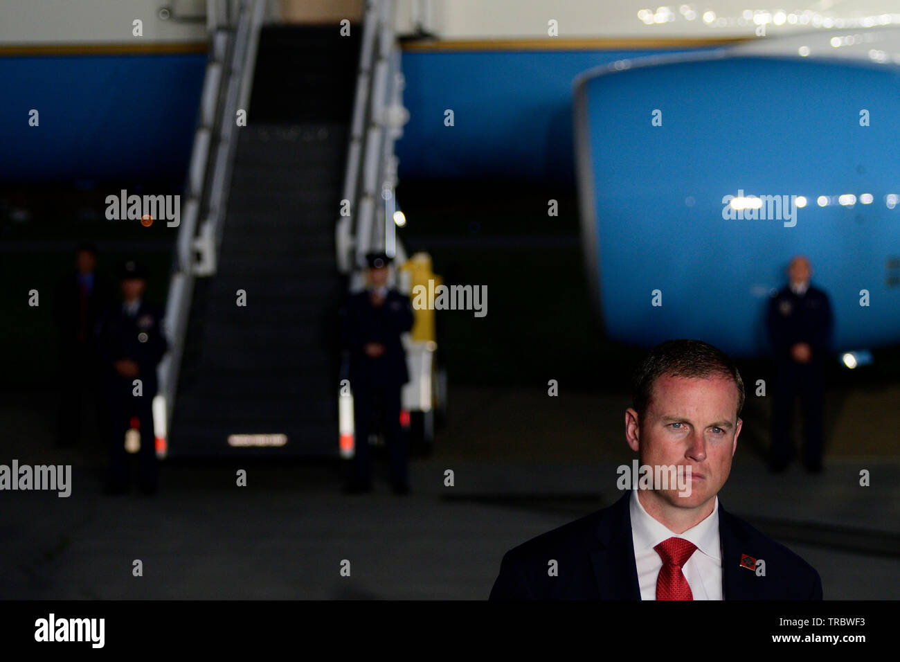 Luft Mobilität Befehl des 89th Airlift Wing persönlichen stand Guard als US-Präsident Donald J. Trumpf Boards ein C-32 Air Force One Stockfoto