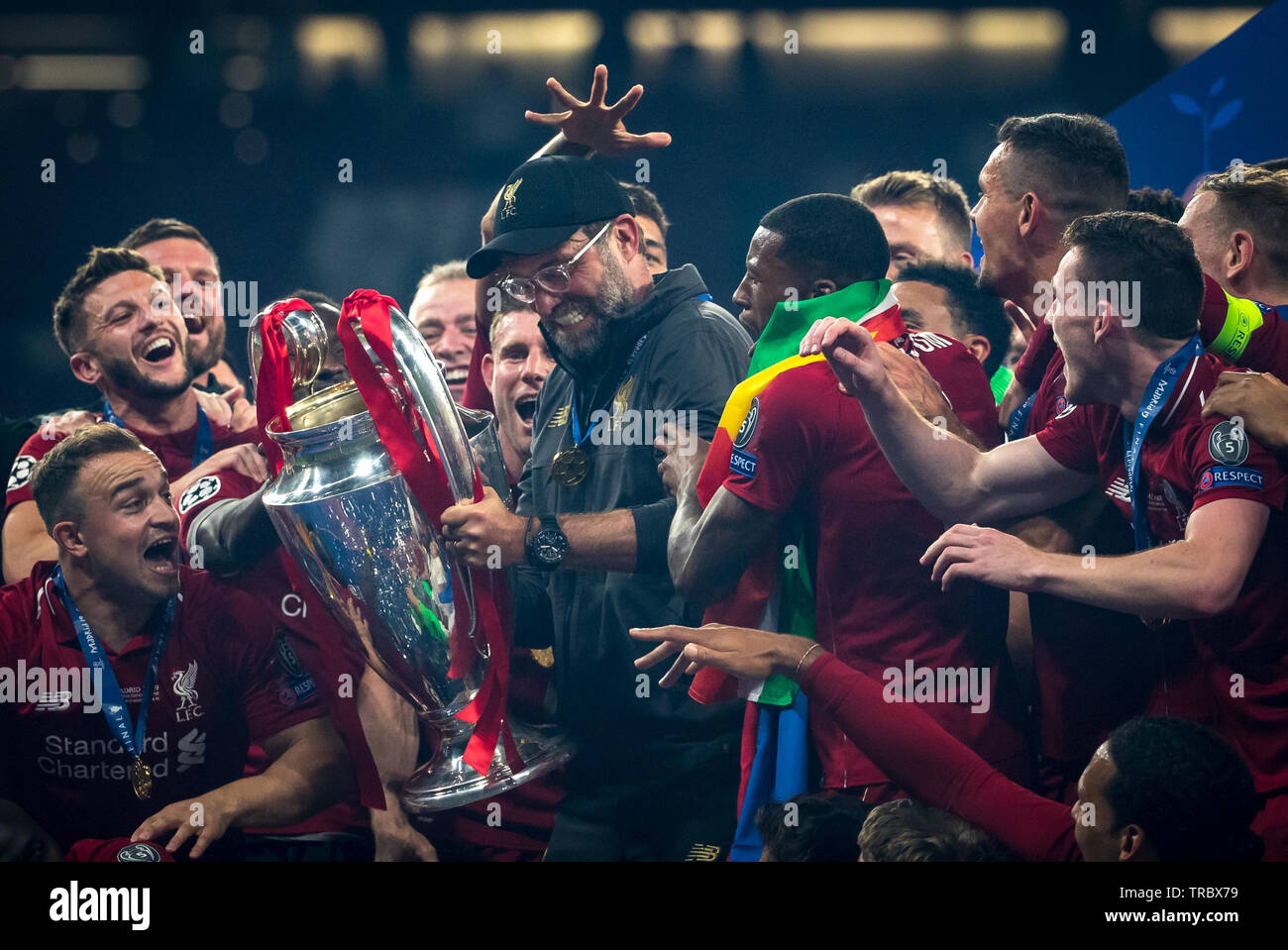 Liverpool Manager Jürgen Klopp mit dem Gewinnen Trophäe während der UEFA Champions League Finale zwischen den Tottenham Hotspur und Liverpool an der Metropo Stockfoto