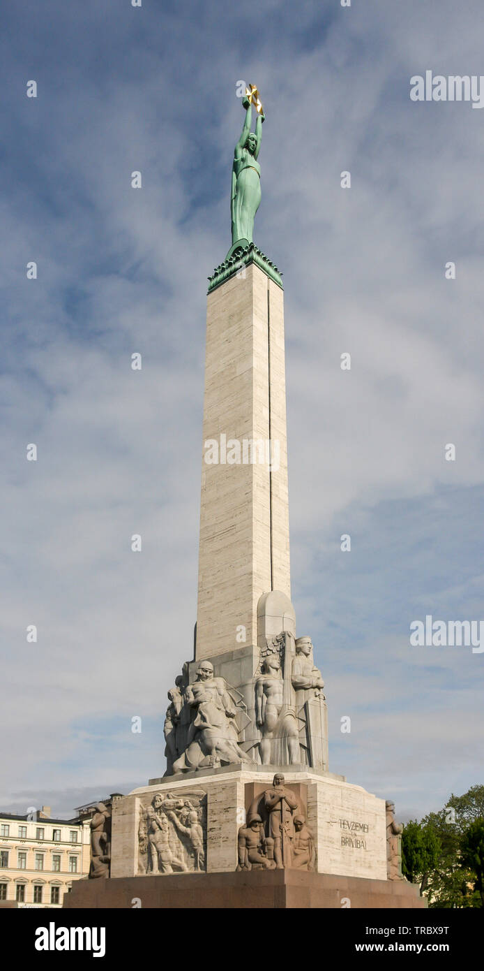 Vertikaler das Freiheitsdenkmal in Riga, Lettland. Die aufrechte Kriegerdenkmal ist von Liberty hält drei goldenen Sternen gekrönt. Stockfoto