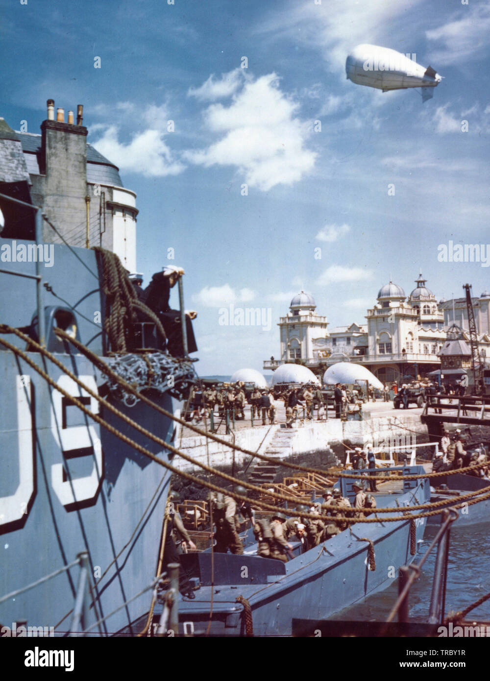 Die amerikanischen Truppen in einen britischen Hafen steigen in Bargen, das Sie an Truppe Schiffe, von denen Sie den Angriff gegen Hitlers Festung Europa starten. Hinweis Barrage Luftballons im Hintergrund. Juni 6, 1944 Stockfoto