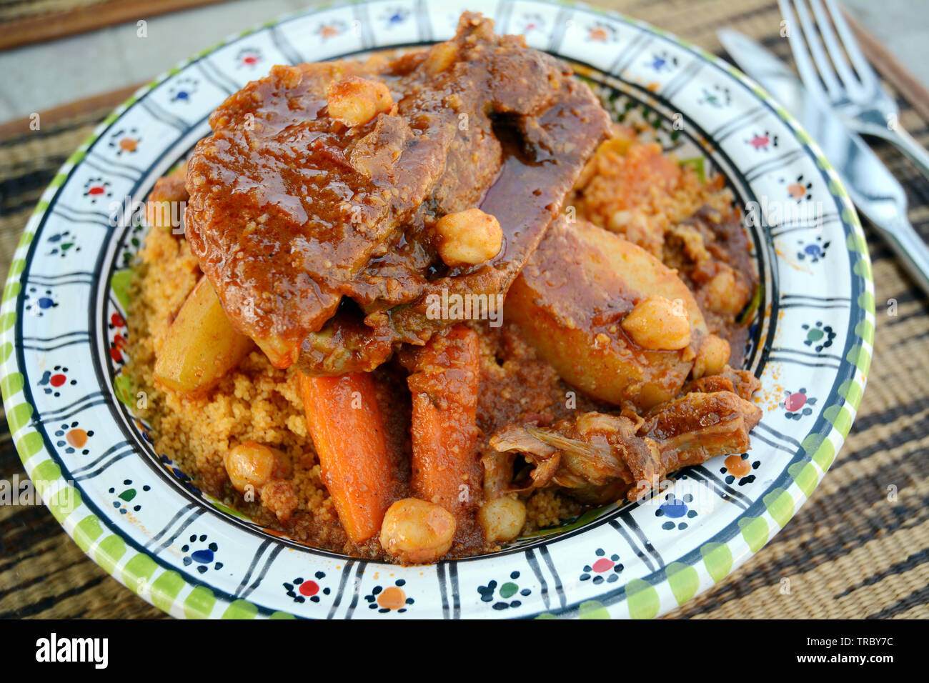 Ein traditioneller Nordafrikanischer Schüssel Couscous mit Lamm, Kichererbsen und Gemüse, serviert in einem Restaurant in der Medina von Tunis, Tunesien. Stockfoto