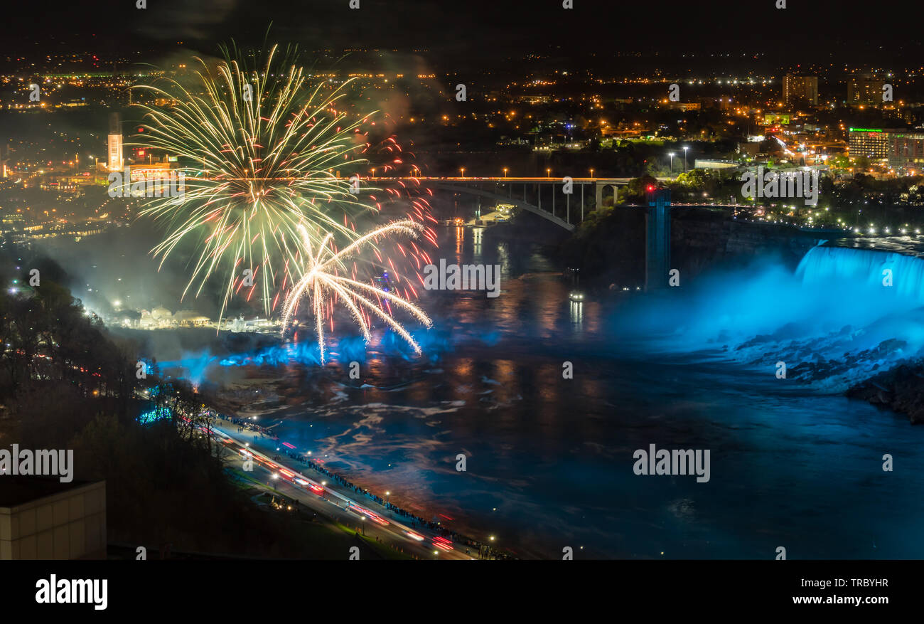 Niagara Falls, Kanada - 18-2019. Feuerwerk und bunten Lichtern beleuchtet die Wasserfälle von Niagara Falls. Stockfoto