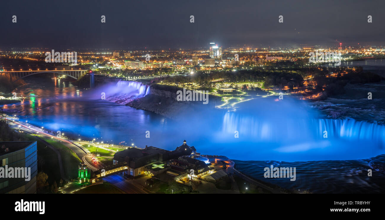 Bunte Lichter leuchtet das Wasser fällt auf Niagara Falls am Abend. Stockfoto