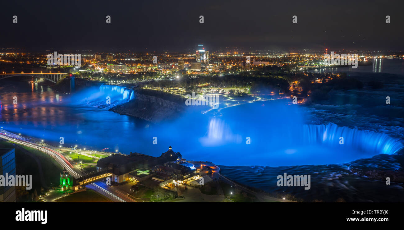 Bunte Lichter leuchtet das Wasser fällt auf Niagara Falls am Abend. Stockfoto