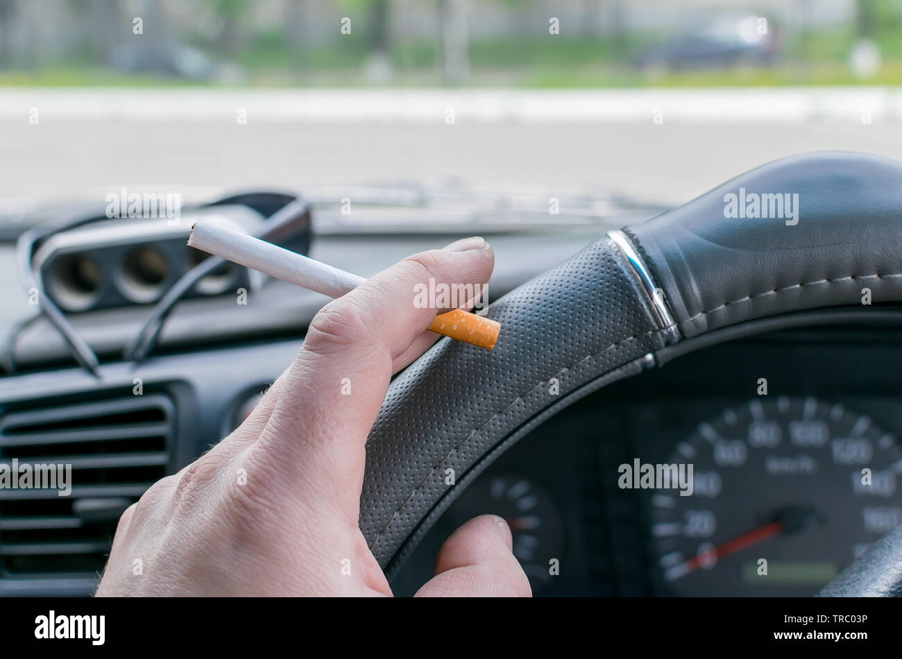 Die Uhr auf dem Armaturenbrett eines teuren Auto ist Close-up, mit  natürlichen Beige Leder überzogen, mit weißem Zifferblatt, ein roter Pfeil  und ein Metall chrom Felge Stockfotografie - Alamy