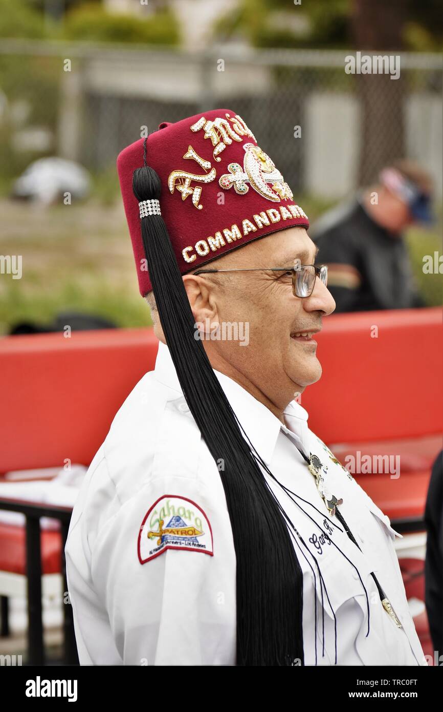 Echten älterer Mann mit Hut cap Shriner's an öffentliche Parade in Kalifornien, führend in Los Angeles USA Amerika Stockfoto