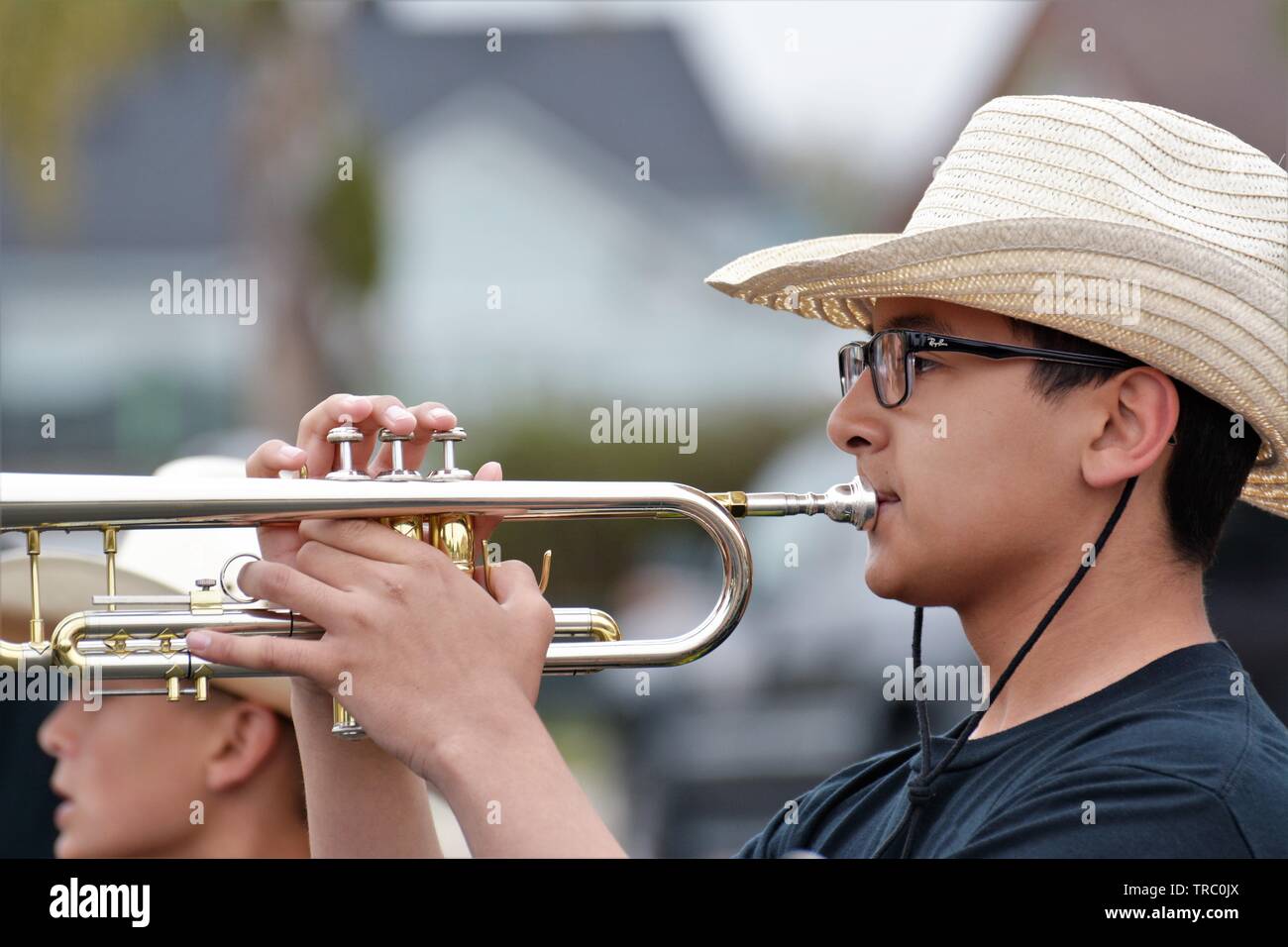 Spanischer Kinder, die Mitglieder von Kalifornien Schulen Marching Bands mit Instrumenten im Santa Maria Parade Stockfoto