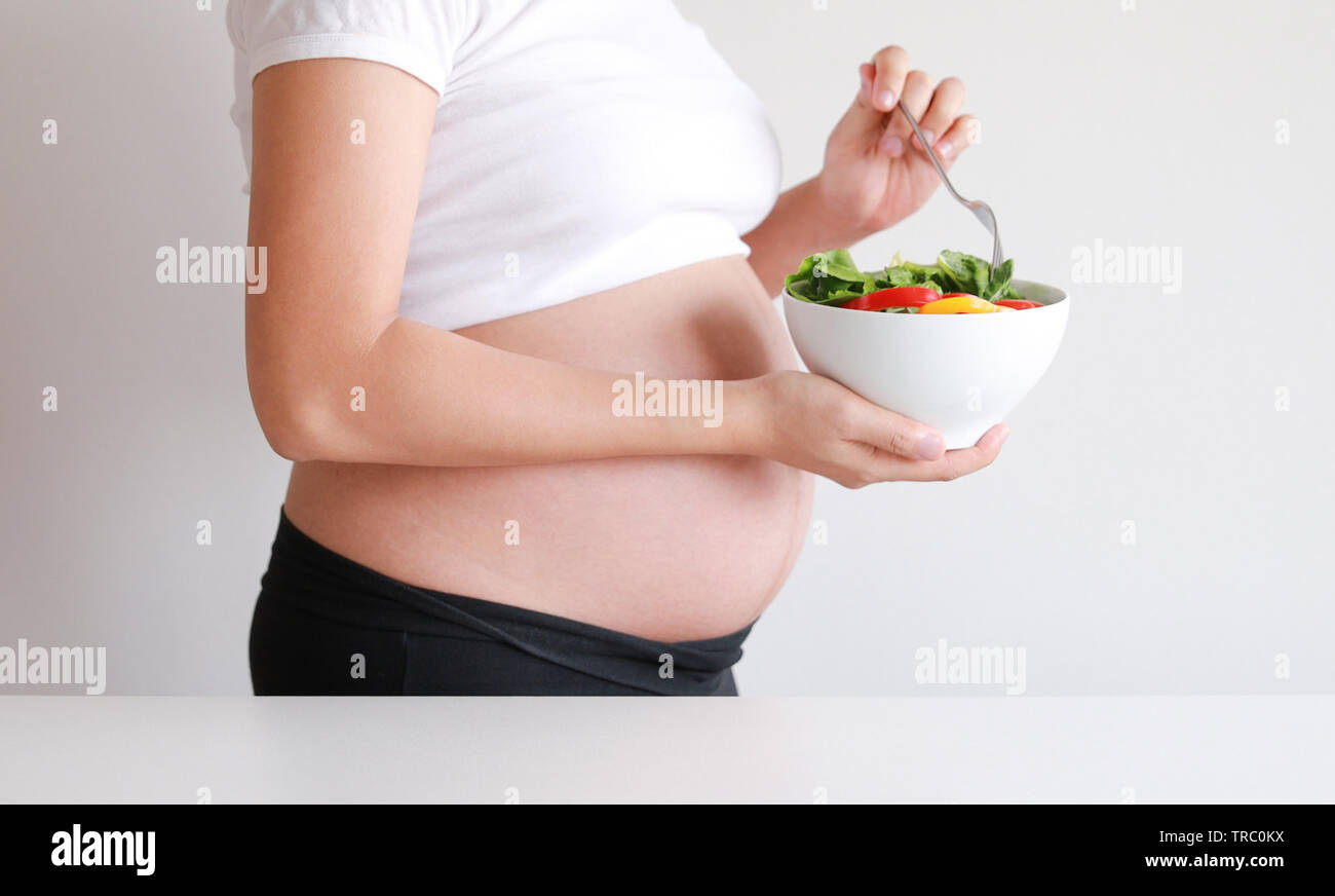 Schwangere Frau Essen Salat Obst Saft Milch Gesundes