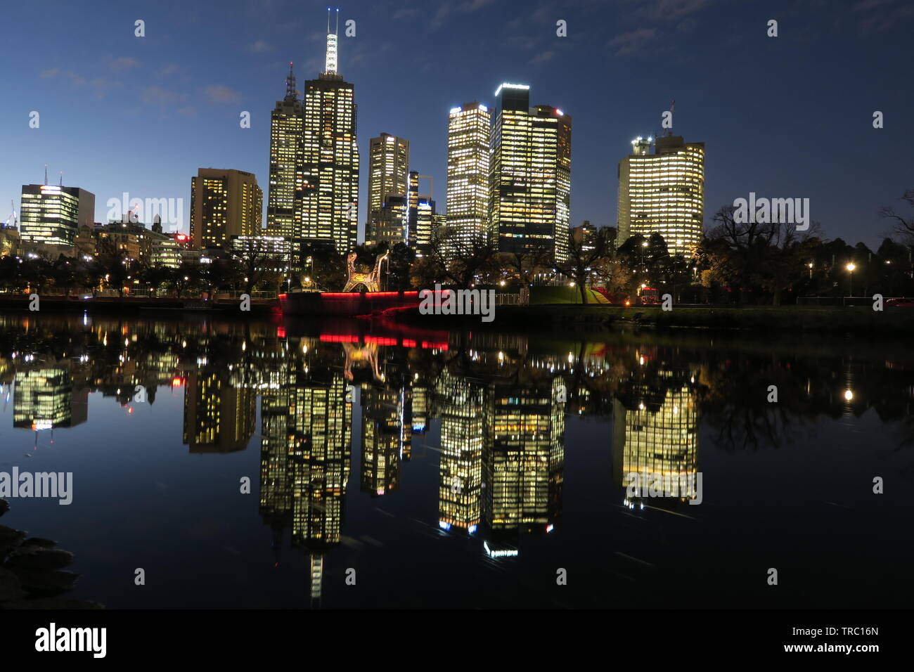 Melbourne Australien. Die Skyline der Stadt in den Gewässern des Yarra River bei Dämmerung wider. Stockfoto