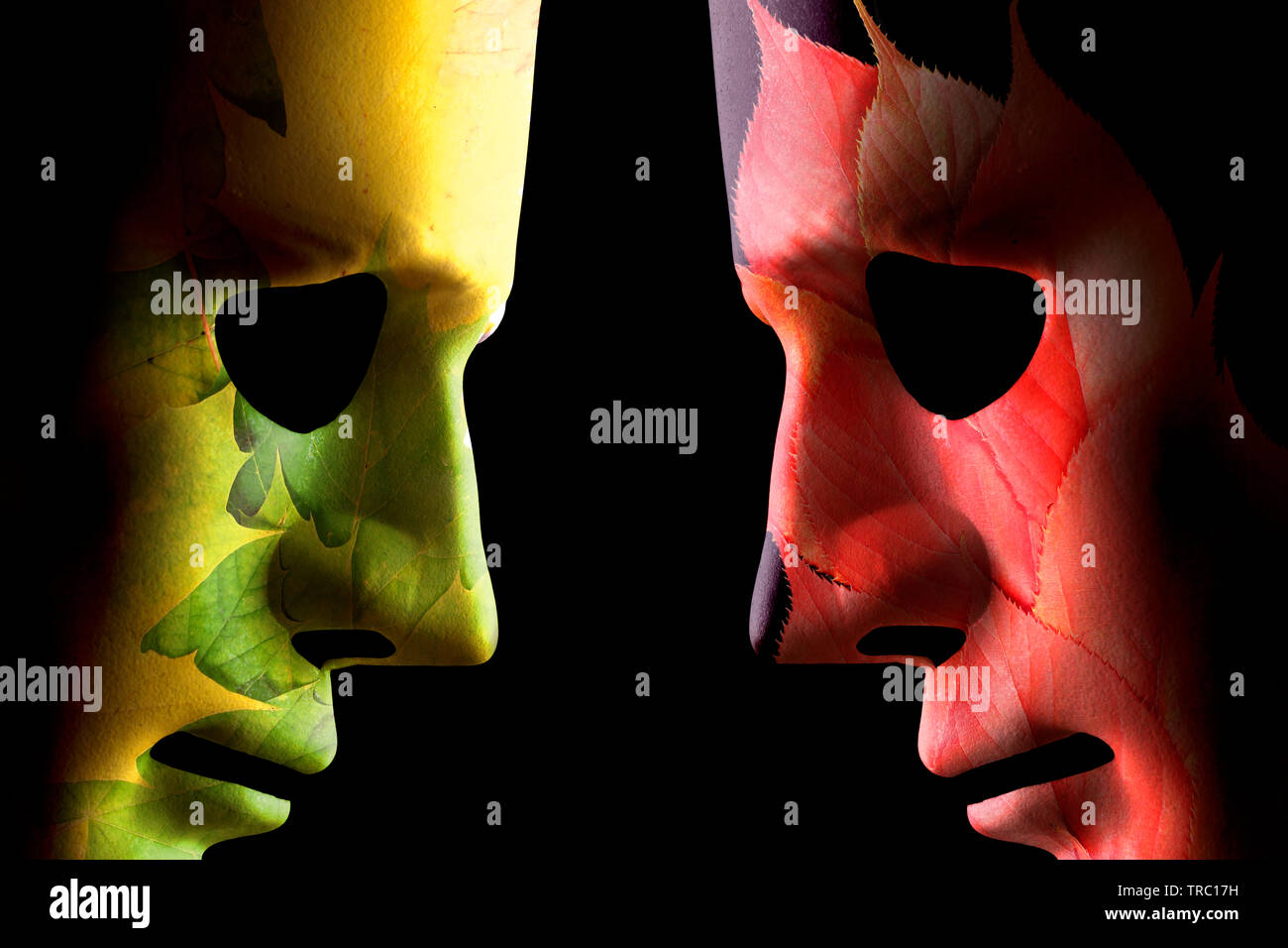 Herbst und Sommer Gesichtsmasken Kopf auf einem schwarzen Hintergrund zu Kopf Stockfoto
