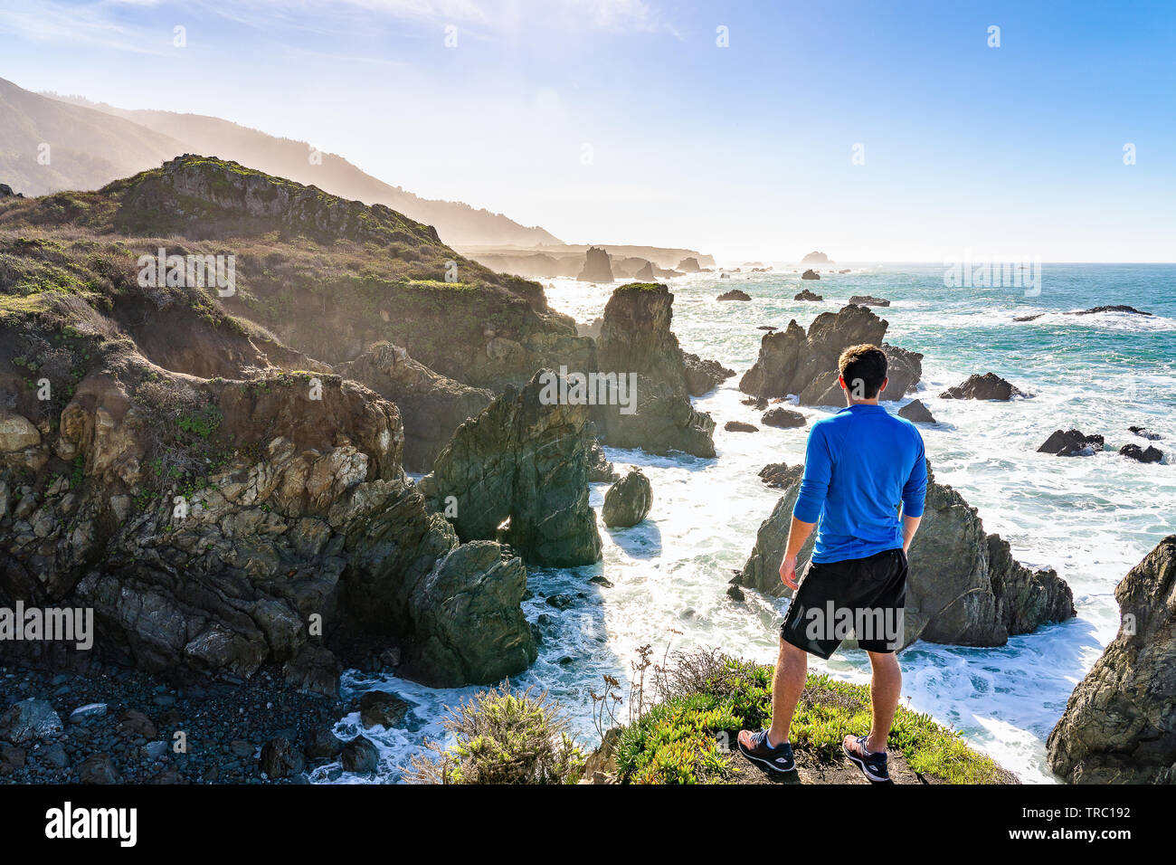 Big Sur, Kalifornien - Mann steht am Rand der Klippe mit Blick auf den Pazifischen Ozean entlang der berühmten Highway One Route in Kalifornien. Stockfoto