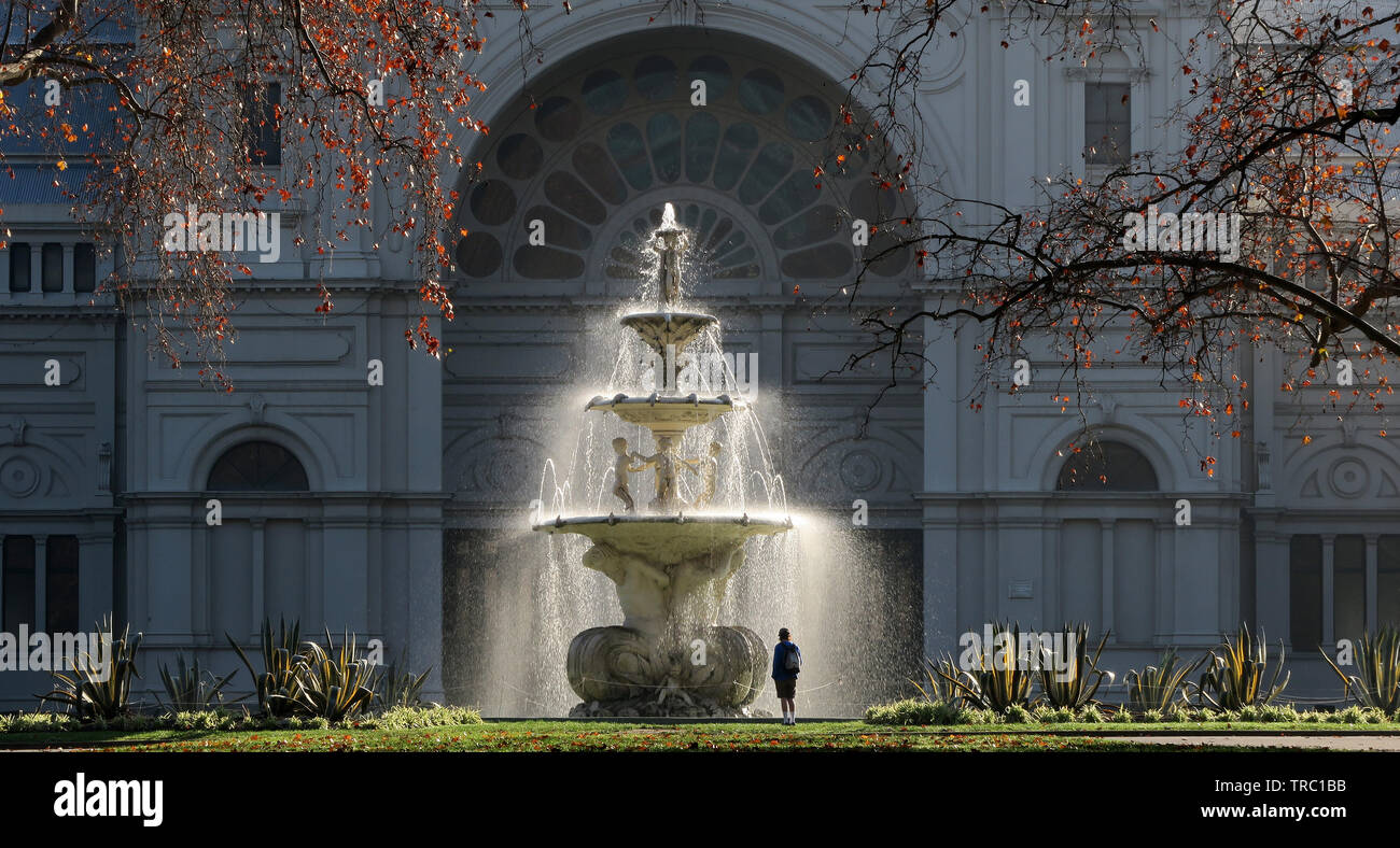 Melbourne Australien. Historische Brunnen in der Carlton Gardens, mit Royal Ausstellungen Gebäude im Hintergrund. Stockfoto