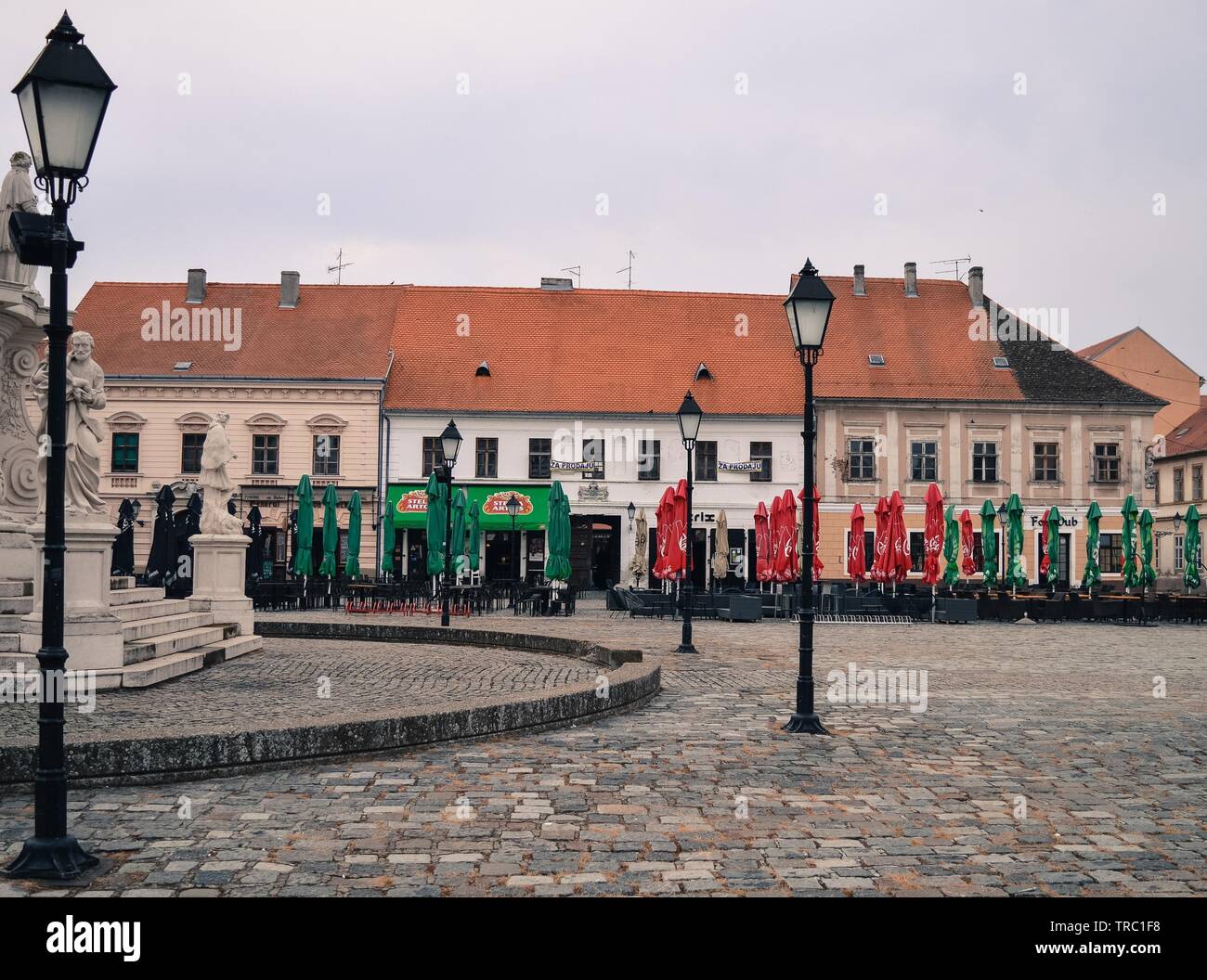 Leere Platz der Stadt am Montag Morgen, Osijek, Kroatien. Stockfoto