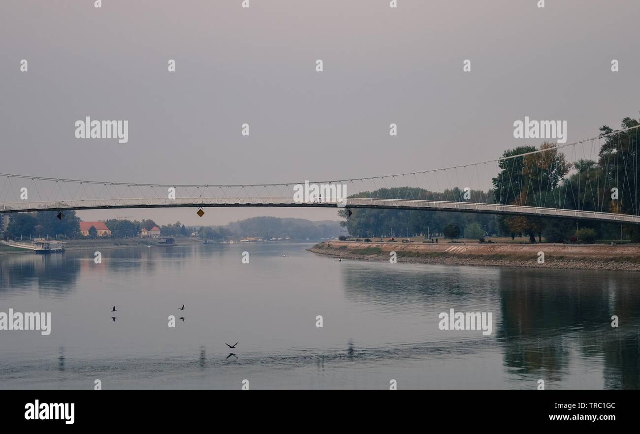 Fußgänger-Brücke über die Drau in Osijek, Kroatien. Stockfoto