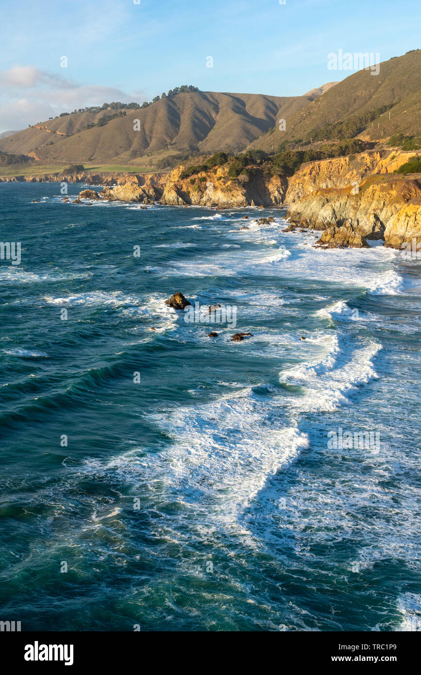 Onshore Wellen entlang der Küste von Big Sur in Kalifornien, Vereinigte Staaten von Amerika. Stockfoto