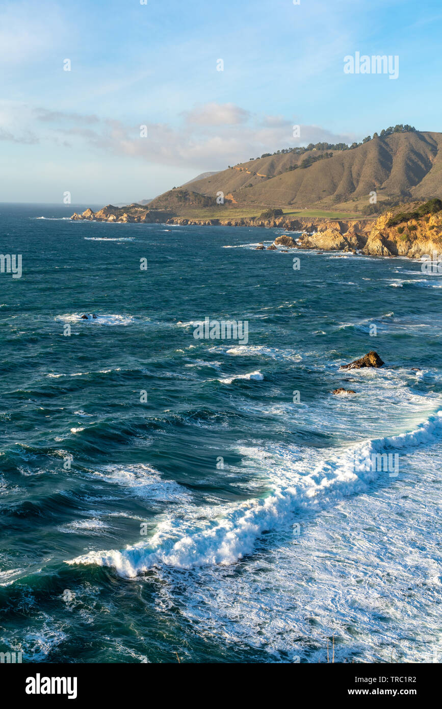 Onshore Wellen entlang der Küste von Big Sur in Kalifornien, Vereinigte Staaten von Amerika. Stockfoto