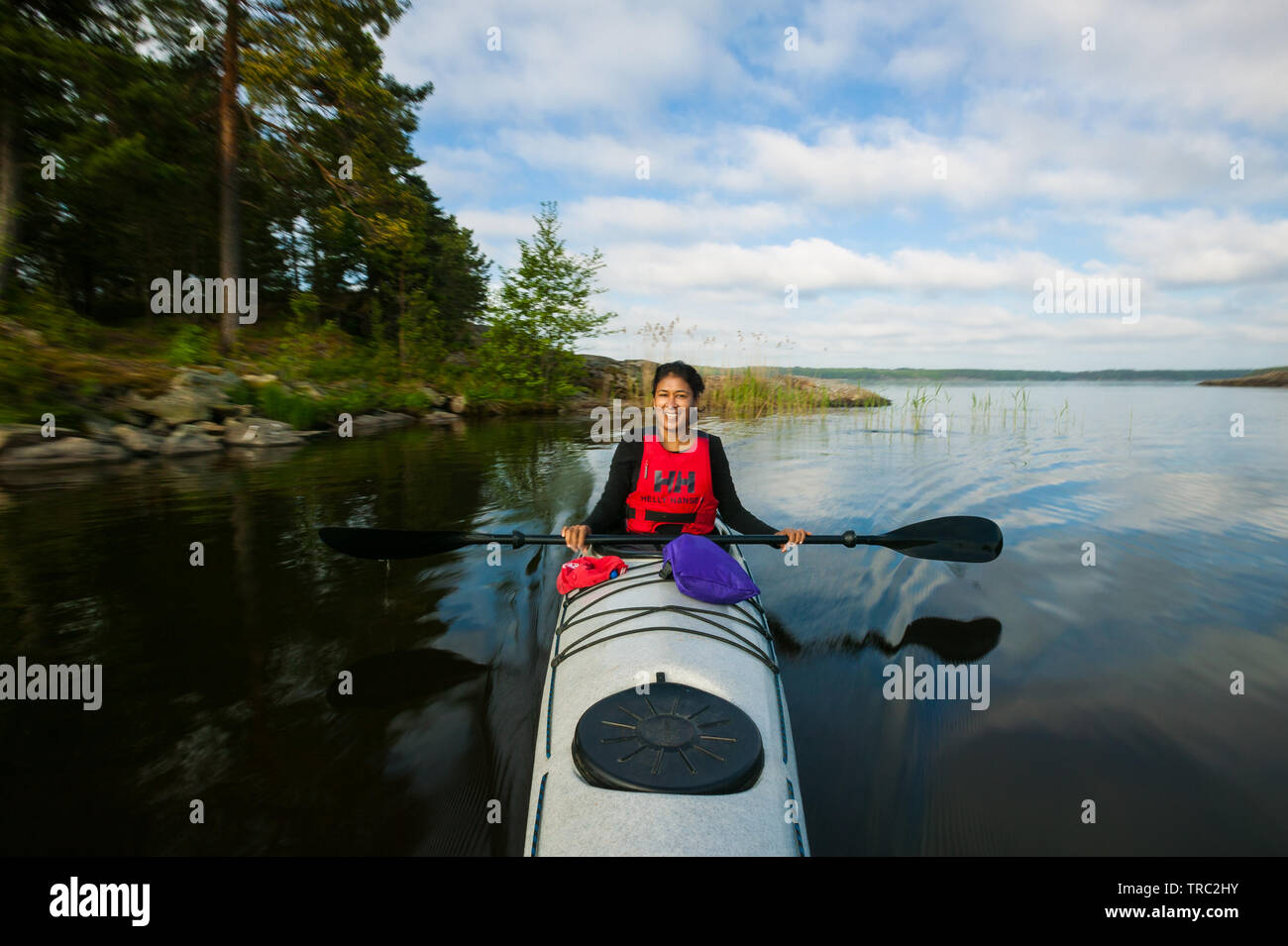 Outdoor Fotograf Zizza Gordon Paddeln im Kajak im See Vansjø, Østfold, Norwegen. Der See ist der größte See Vansjø in Østfold. Vansjø und die umliegenden Seen und Flüsse sind ein Teil des Wassers, das System namens Morsavassdraget. Juni, 2010. Stockfoto