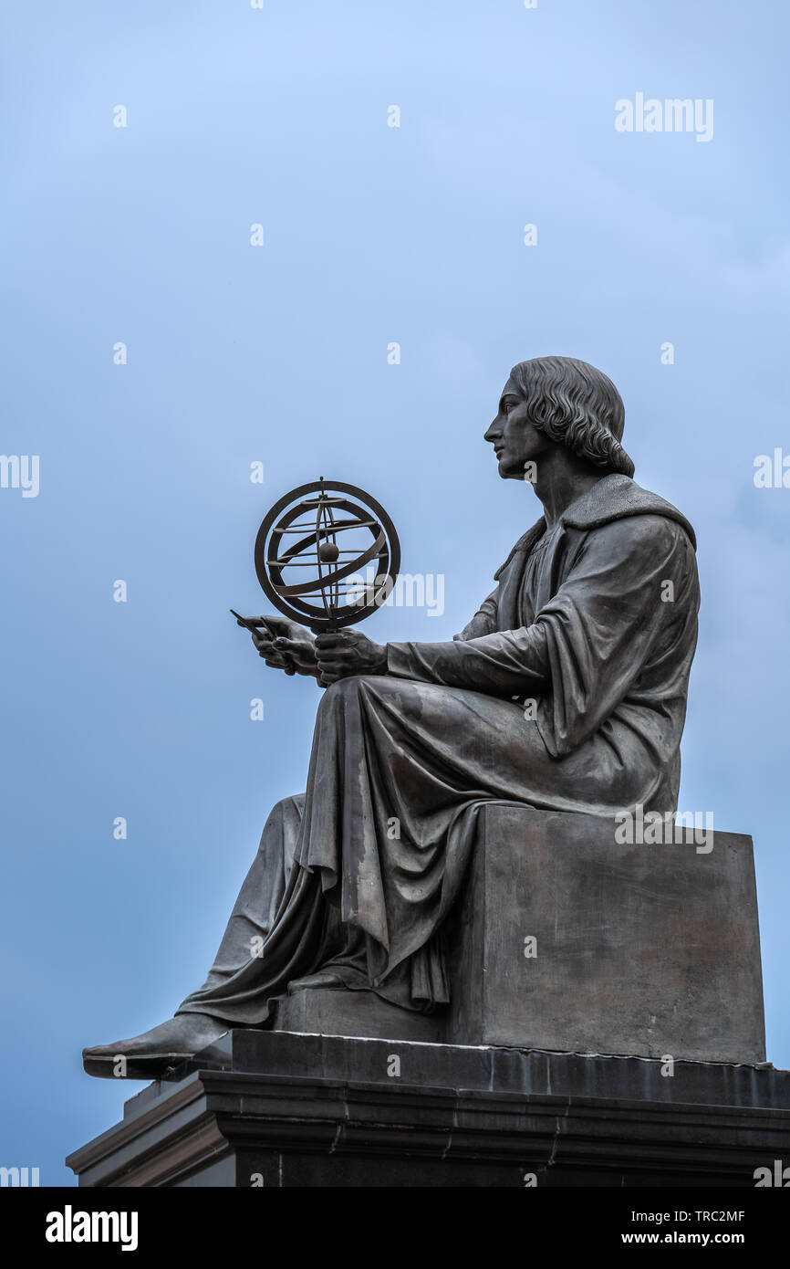 Nicolaus Copernicus Denkmal in Warschau, Polen, Bronzestatue eines polnischen Astronomen aus dem Jahre 1830 mit einem Kompass und Armillarsphäre. Stockfoto