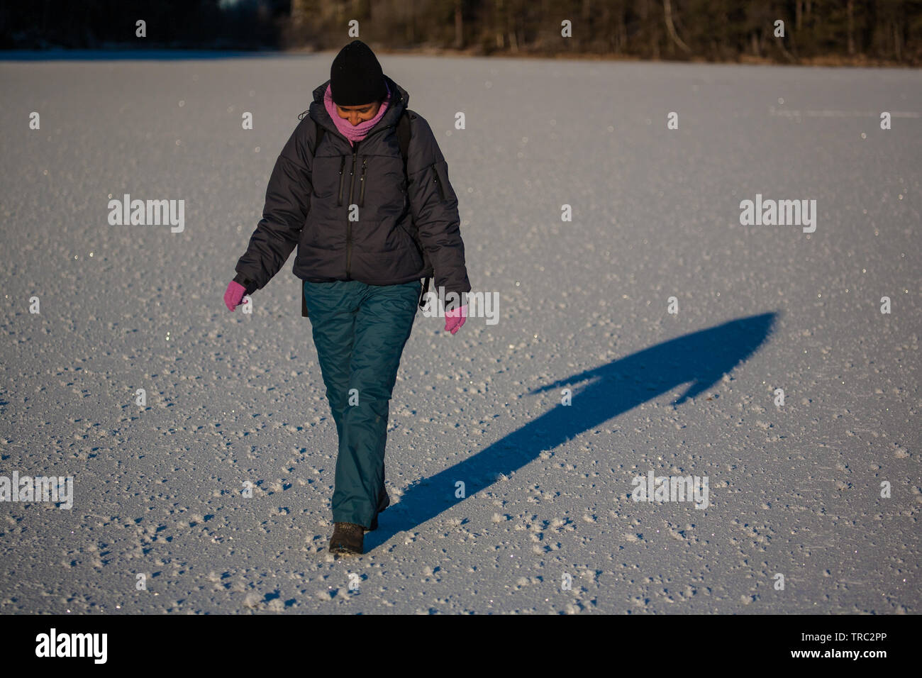 Weibliche Wanderer im Winter Kleidung auf dem Eis des Sees Ravnsjø, våler  Kommune, Østfold, Norwegen. Ravnsjø ist ein Teil des Wassers, das System  namens Morsavassdraget Stockfotografie - Alamy