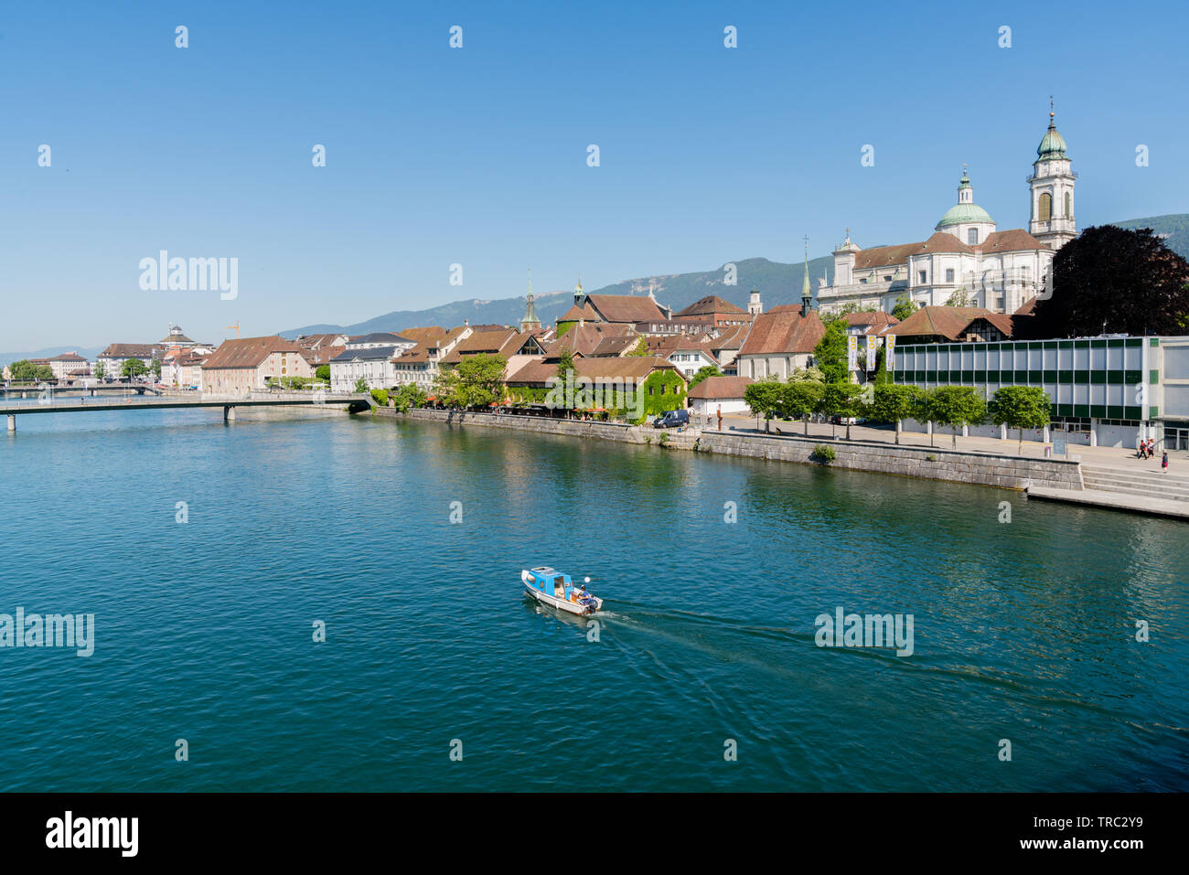 Solothurn, SO/Schweiz - vom 2. Juni 2019: Stadt Solothurn mit dem Fluss Aare panorama Stadtbild Blick auf die Altstadt und ein Fischerboot Überschrift Stockfoto